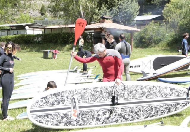 Preparando tabla y remo de sup